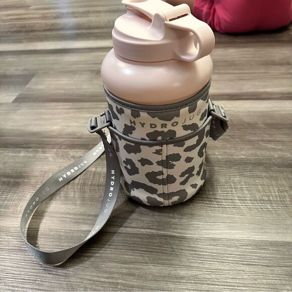 HydroJug pink sand bottle & Wild Ones Pro Water Bottle Sleeve - Snow Leopard - Picture 6 of 13